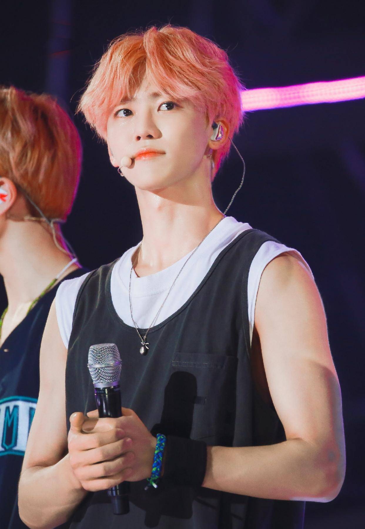 罗渽民眼中满是星光,也满载着对未来舞台的期待与渴望,他可爱又总是