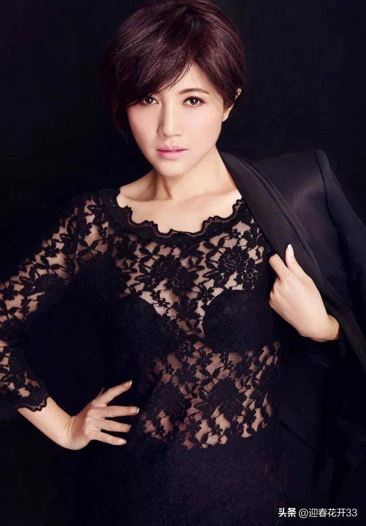 实力女神颜丙燕越老越敢穿,50岁身材发福风韵依旧美得刚刚好_气质