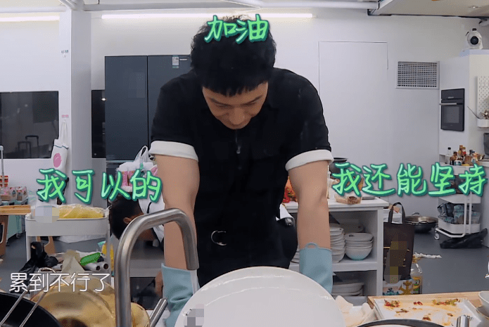 黄晓明变《中餐厅》刷碗工,精神恍惚累出表情包,既心疼又好笑_李浩菲