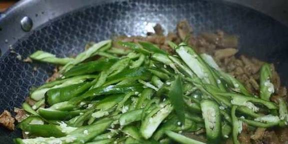 一斤半的猪肉，配上5元半斤辣椒，大姐吃了真尴尬(图4)
