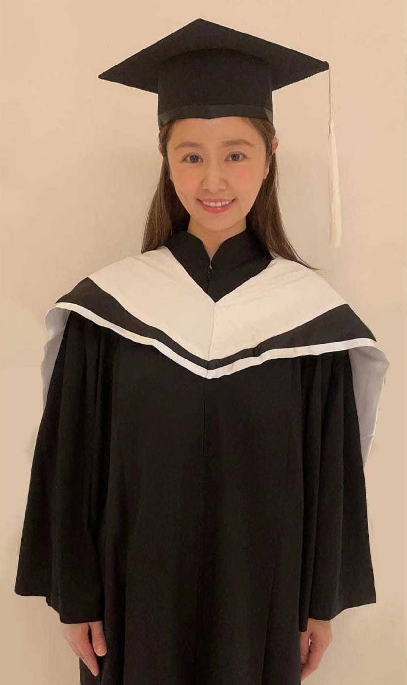 林心如硕士顺利毕业,穿学位服拍毕业照,模样清新可爱像校园女神_女儿