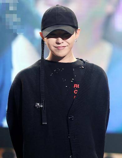 权志龙戴"台灯帽",继渔夫帽的下个流行单品?网友:不能理解