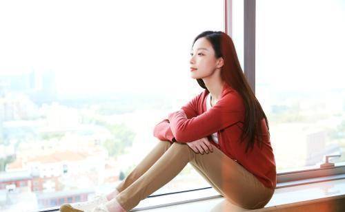 "谋女郎"倪妮的蝴蝶背已经够迷人了,但她的纤细美腿更迷人_大腿_体式