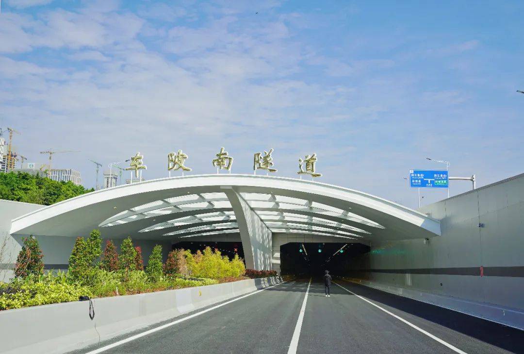 将来待鱼珠隧道(在建中)开通后,从珠吉路经鱼珠隧道,直上新港东路.