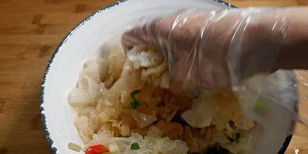 一朵银耳一道美味，简单一拌，加小米辣和葱花点缀，色香味俱佳(图17)