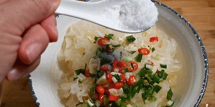一朵银耳一道美味，简单一拌，加小米辣和葱花点缀，色香味俱佳(图13)