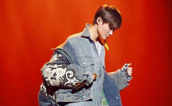 蔡徐坤现身秋季盛典,从天而降瞬间成全场焦点!_李宇春_歌曲_舞台