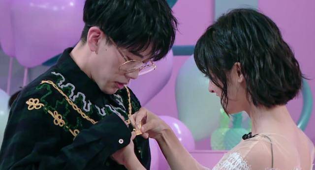 沈月花路妆被肯定,费启鸣贴花再受表扬,mike的表情没眼看_口红_王子