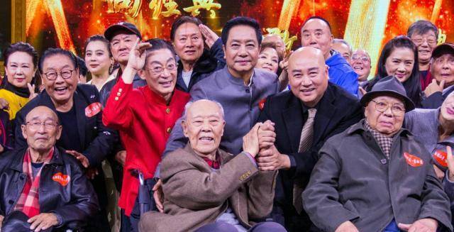 "唐僧"迟重瑞晒西游剧组重聚合照,师徒四人合体引观众回忆杀_六小龄童