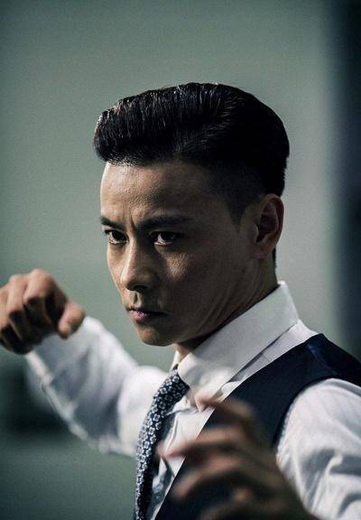 一丝不苟的背头加上冷酷,狠绝的表情,典狱长的阴狠毒辣瞬间跃然荧幕.