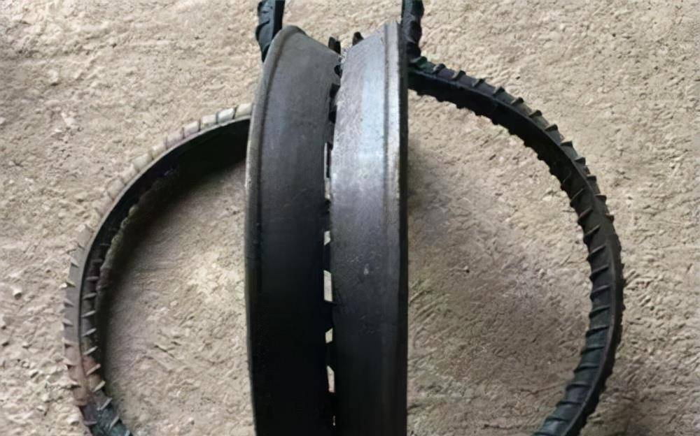 图为捕兽夹有丰富捕猎经验的王文林一眼就看出来这羊是被野兽咬死的.