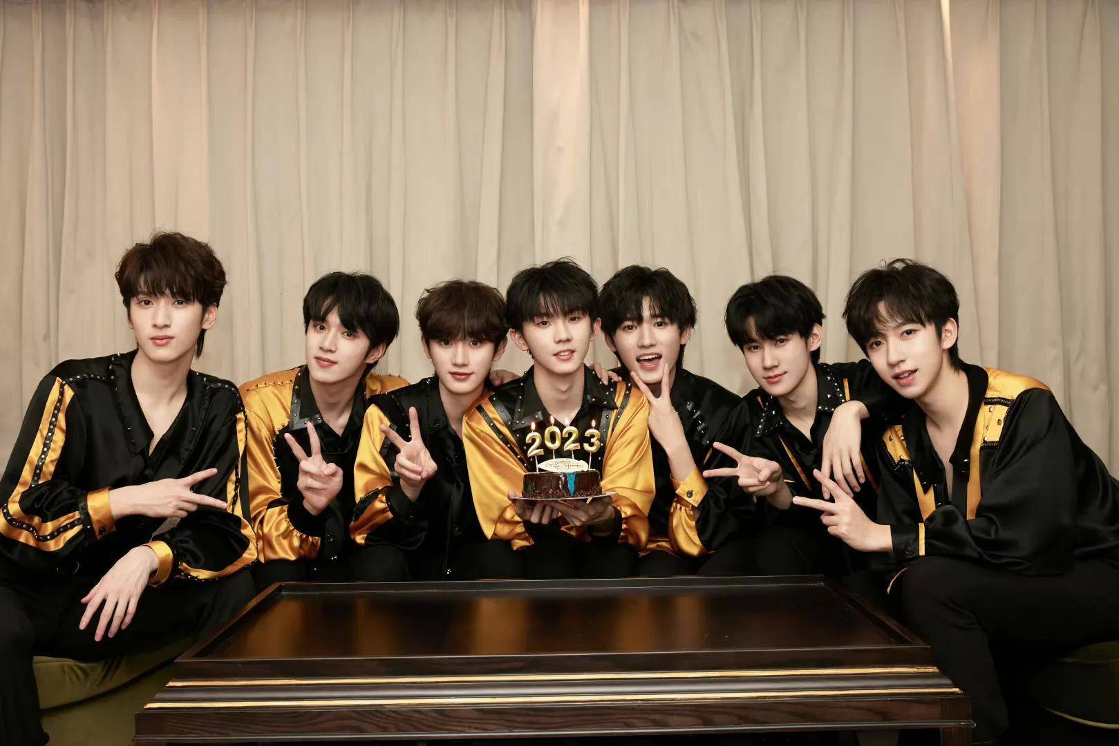 从男团成员到实习主播_贺峻霖_少年团_时代