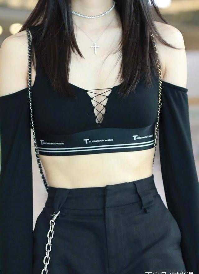 奚梦瑶机场炫腹,马甲线实力抢镜!可是她那双马丁靴真的不热吗?