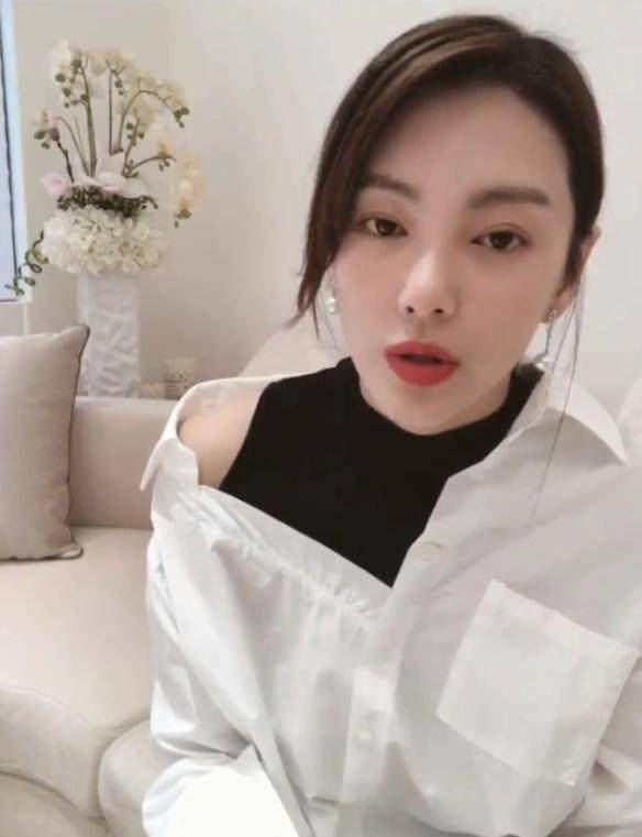 对普通收入女孩子来说,能够收到一克拉的钻戒求婚已经很开心了,张雨绮