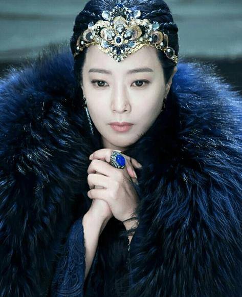 从到《战国》再到《幻城》,金喜善在中国的事业也发展迅速,成为了中国