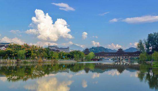 城步儒林鎮城南公園藍天碧水相映成趣.