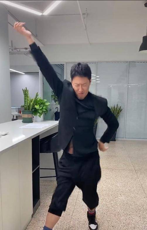 45岁老戏骨于震转行卖货,跳舞露肚皮颠覆形象,网友称惹人烦_视频_明星