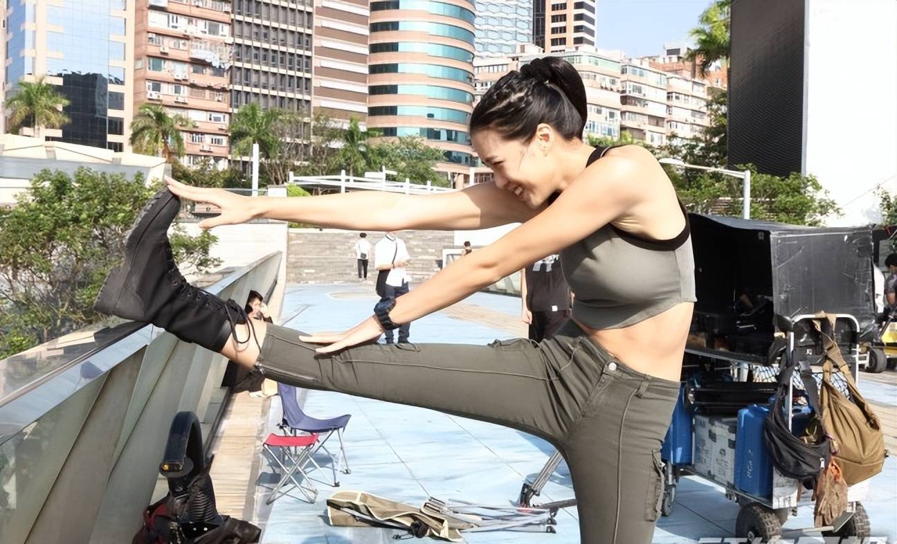 tvb女星刘颖镟戴贵重翡翠钻饰,凸显高贵大气,笑容灿烂