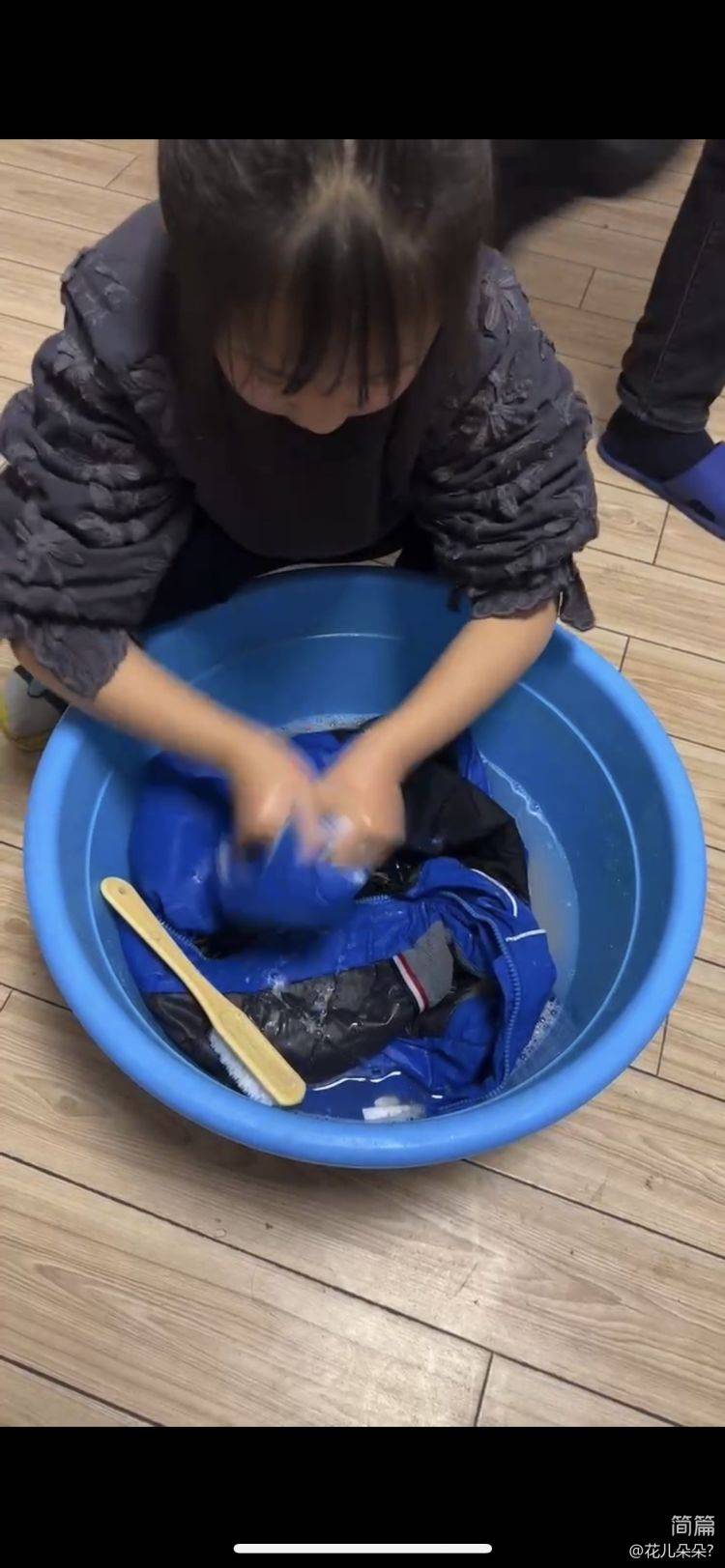 濮阳市油田第十二中学三年级一班开展"清洗校服 珍藏回忆"主题活动