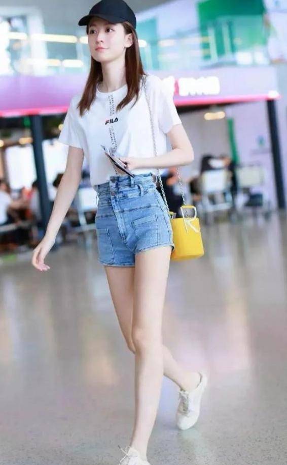 乔欣这腿都快伸出屏幕了:这腰更是绝了,牛仔裤还能塞进上衣_设计_身材