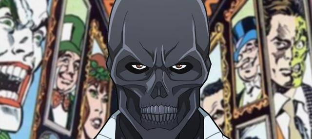 在一场向韦恩夫妇复仇的阴谋中,罗曼的脸掉进了火里,他那怪诞的面具