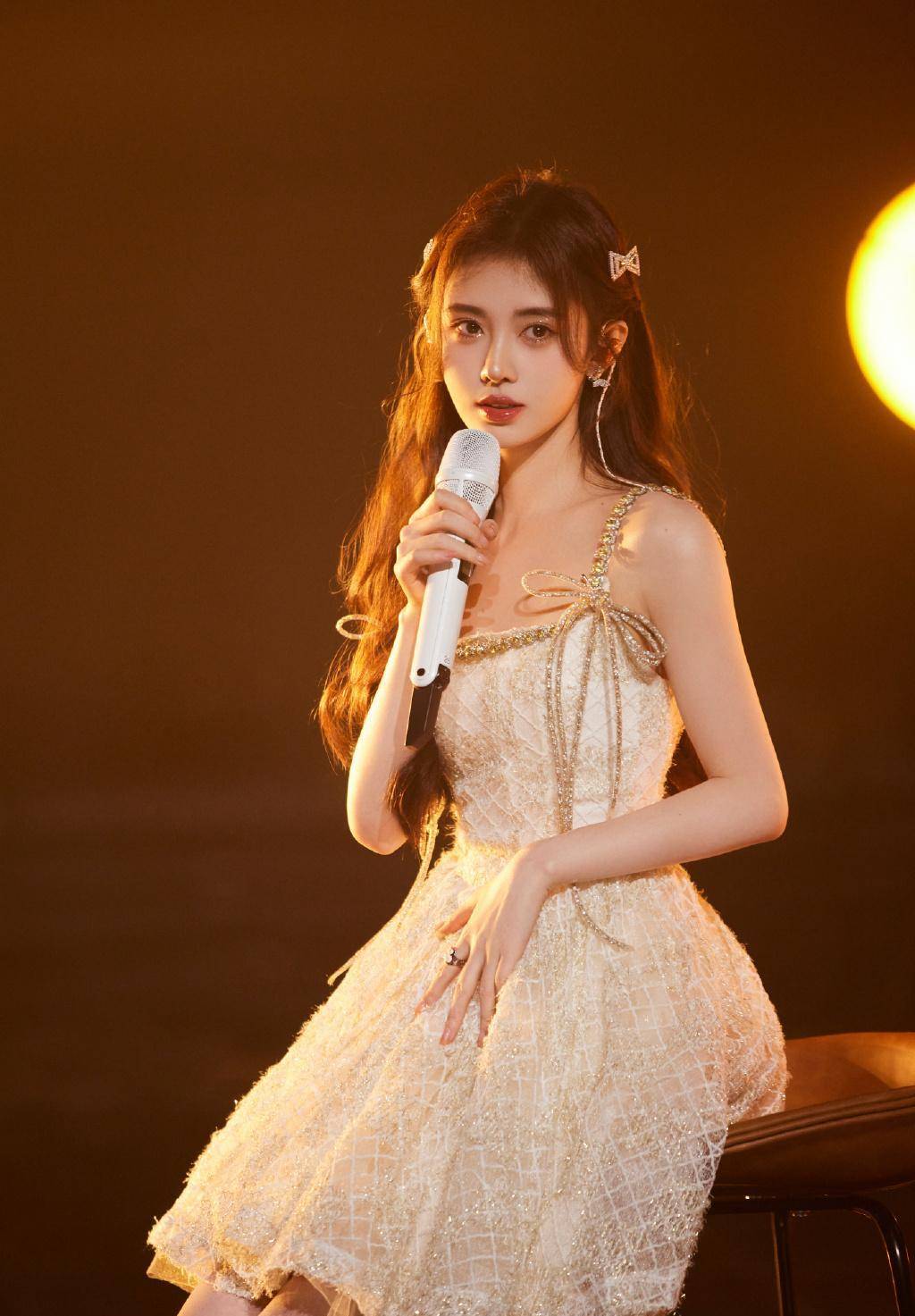 鞠婧祎穿暖黄镶砖小礼裙,氛围感微卷编发,蝴蝶发夹,精致而美好_舞台