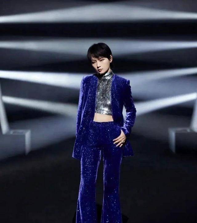 粉色露背紧身裙,蓝色西装配露脐装,周笔畅妩媚又帅气!_女孩_时候_女声