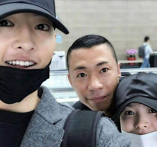 她这也次不是晒风景或者自拍照了,而是上载了她和玉珠铉以及好友李真