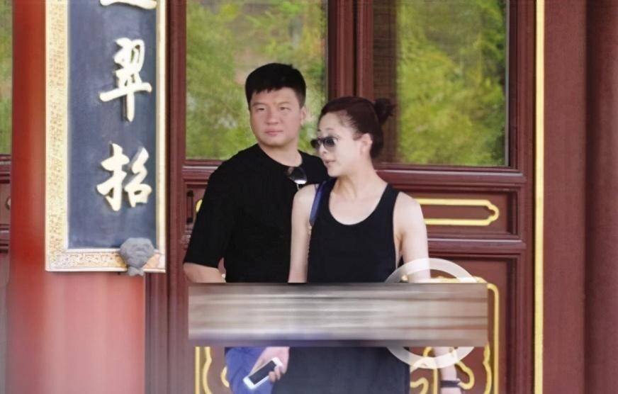 表情娇嗔还撒娇,被指行为不雅_沈俊成_网友_恋情