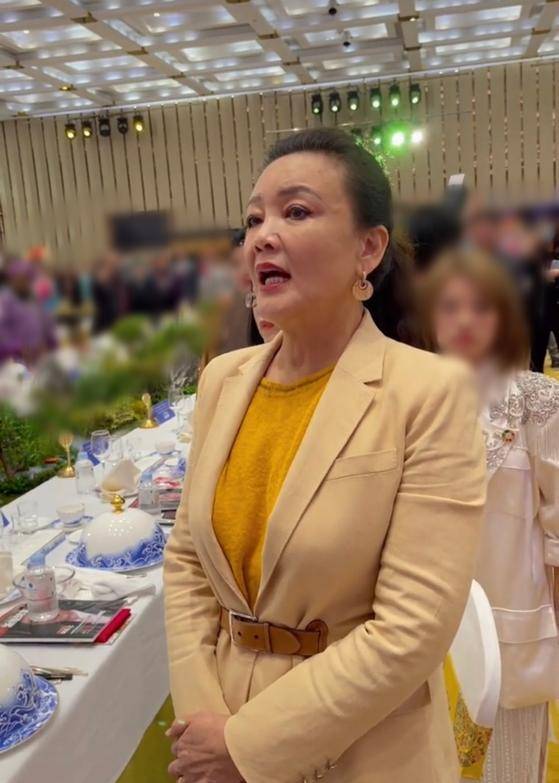 大s婆婆参加盛典,高唱国歌眼睛微红,却曾被卷进入狱风波?