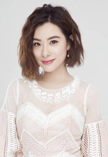 刘璇好敢穿,一米五八挑战一米八的西装,身材却成了五五分_红色_裤子