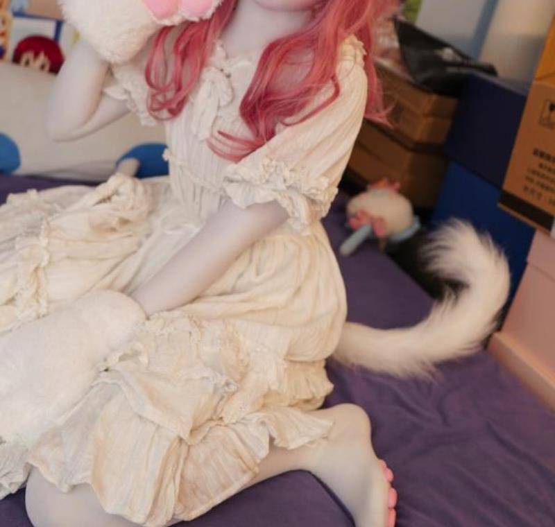 穿洛丽塔除了搭纯白连裤袜,"lo里lo气"的猫爪袜也超合适,百搭又呆萌