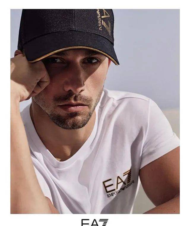 他首次获得意大利时尚圈的肯定,成为阿玛尼男模面孔_yates_james_外形