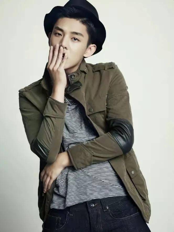 直到2003年,他凭借电视剧《玉林成长日记》走红有了点名气,但是刘亚仁