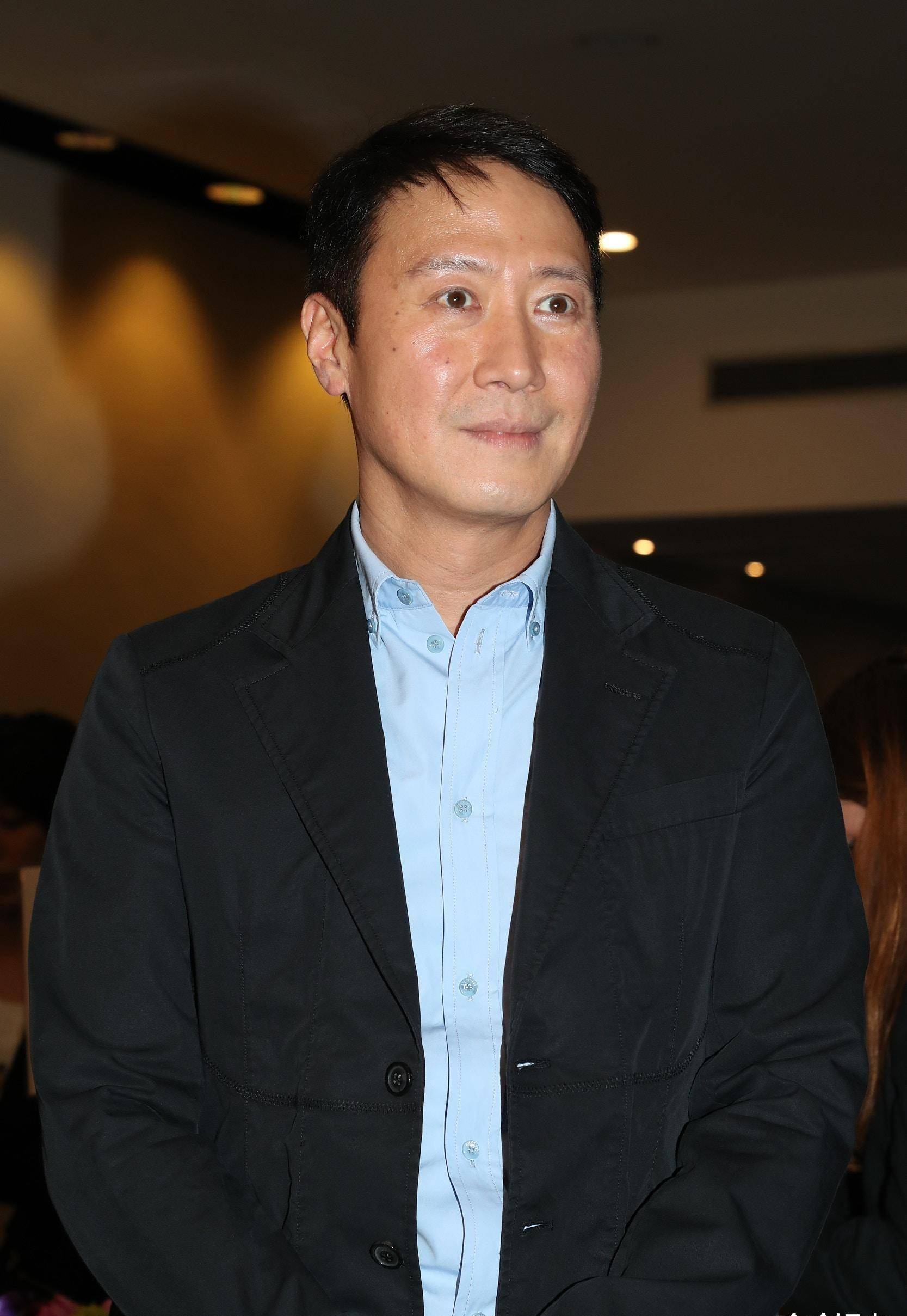 56岁黎明定居香港,身材发福"胖若两人",和舒淇差距太大了_冯德伦_状态