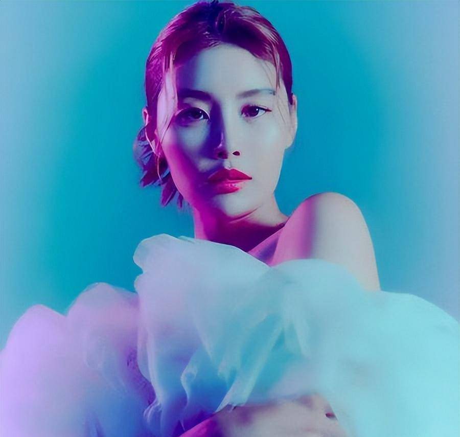 《单身即地狱》姜素妍时隔10年推新曲,"超仙洋装"一改健美形象