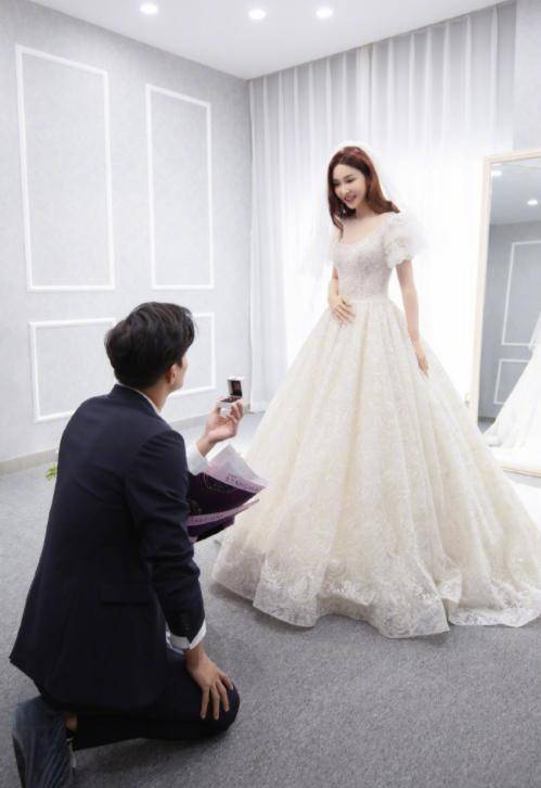 男模李子峰宣告求婚成功,晒唯美婚纱照,文案尽显恩爱_张亮_女友_表演