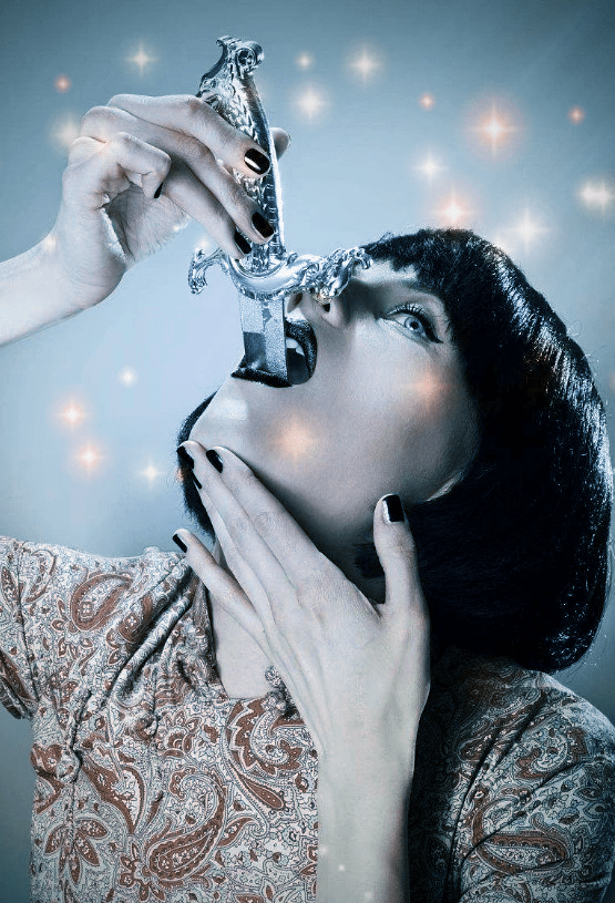 危险的特技表演项目了,也是一种行为艺术,表演者会将剑吞入自己的嘴里