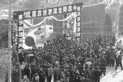 或许这次枪杀只是冯引亮的一时起意,因为在击毙李海仓后不到两分钟