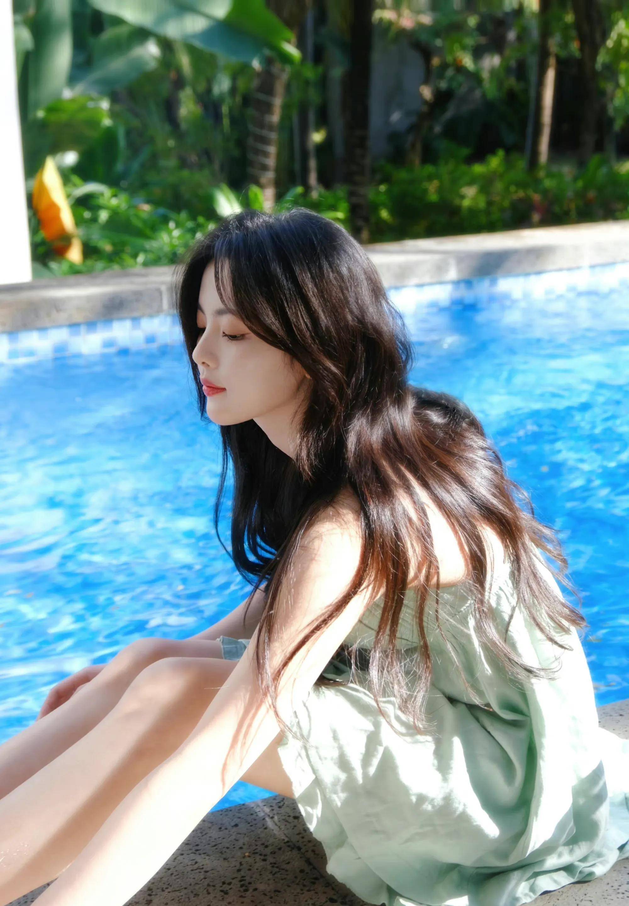 杨超越泳池大片 穿吊带深v碎花裙 清新甜美 又纯又欲_少女_明星_热播