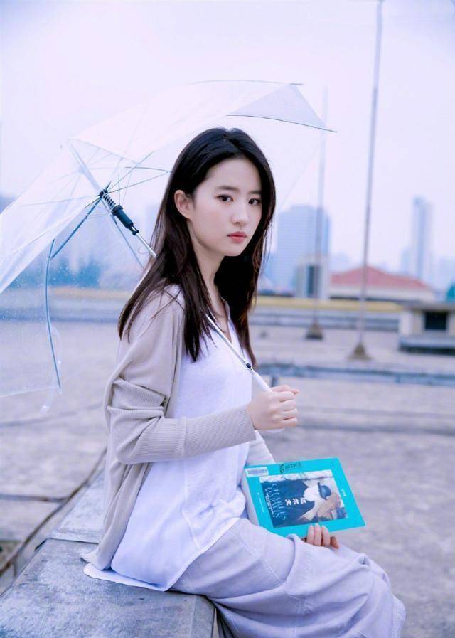 这组她打着雨伞的文艺范美照,让无数粉丝为之倾倒.
