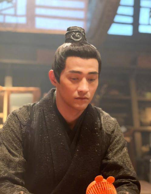 李子峰或是个艺人,参加表演的著作有《武媚娘传奇》《旋风十一人》
