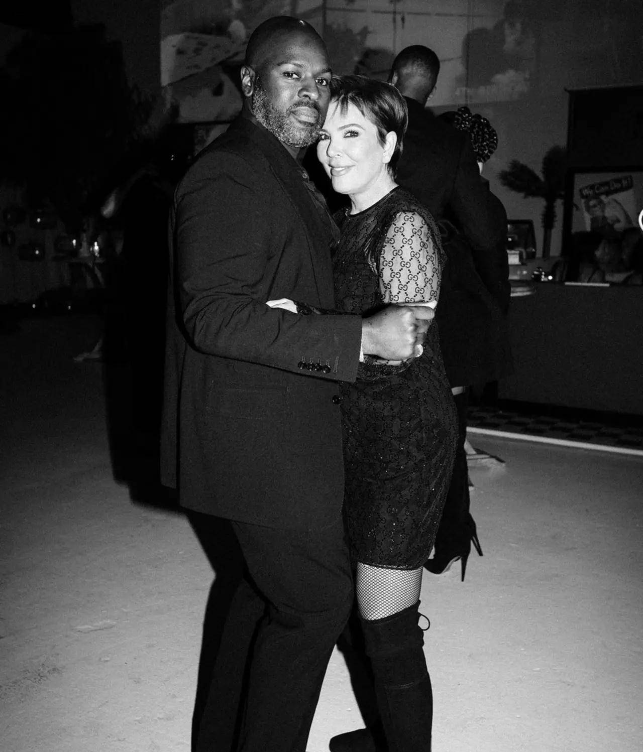 克里斯·詹纳 (kris jenner) 亮出价值 120 万美元的钻戒,引发订婚