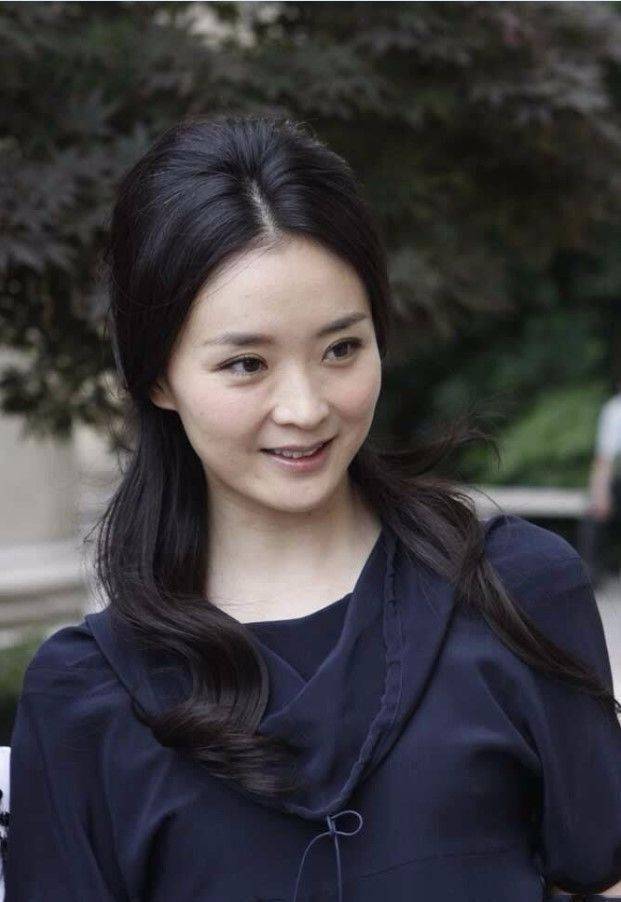 王艳发福了也漂亮,即使镜头拍着也不怕笑出皱纹,真实面对衰老!