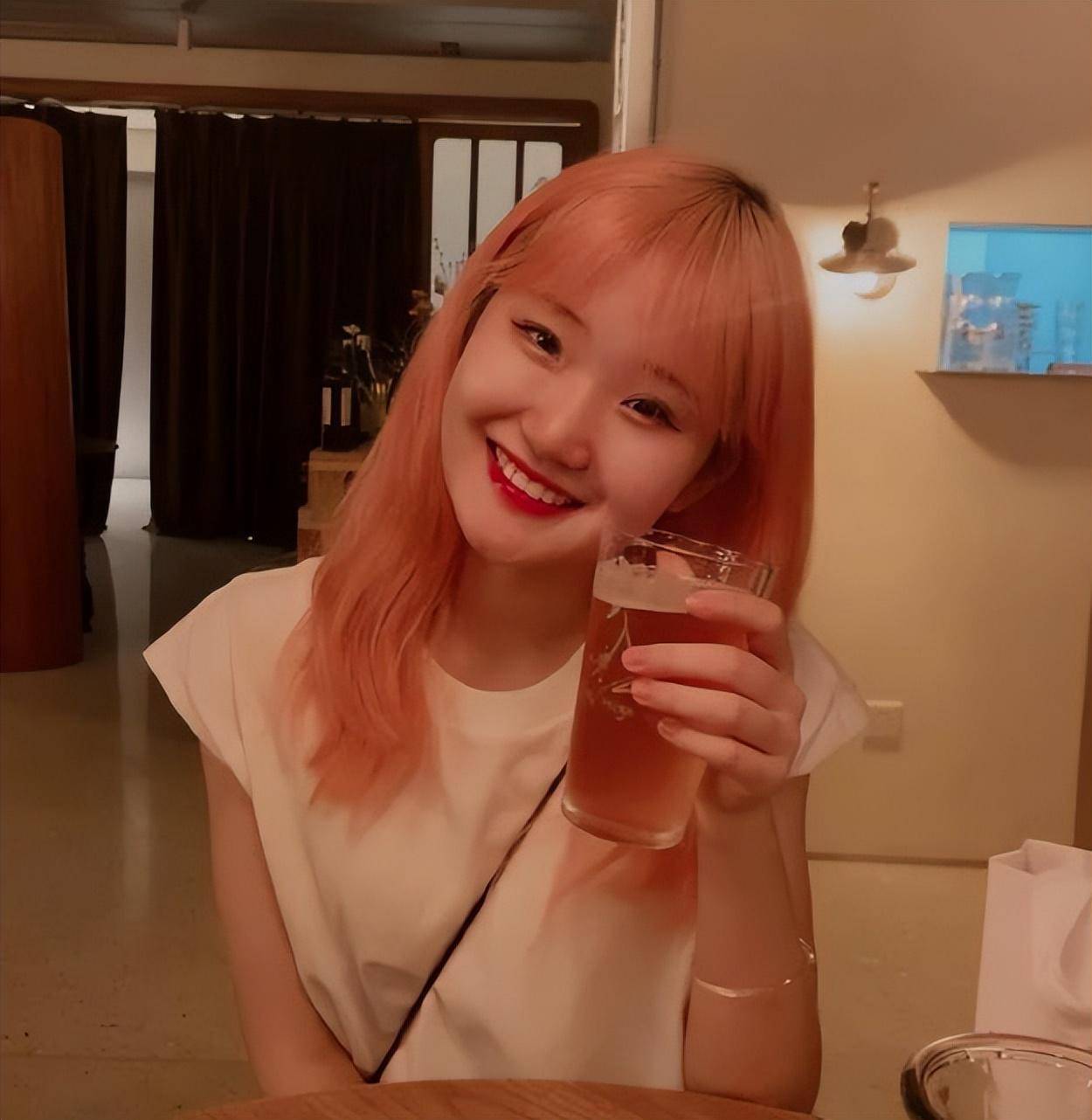 24岁网红女孩郑灵华抑郁自杀,因染粉色头发遭网暴_爷爷_的攻击_平台