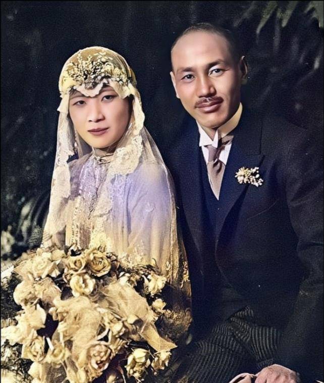 30岁的宋美龄,坐房顶上的林徽因,看时装杂志的赵一荻_张学良_蒋介石