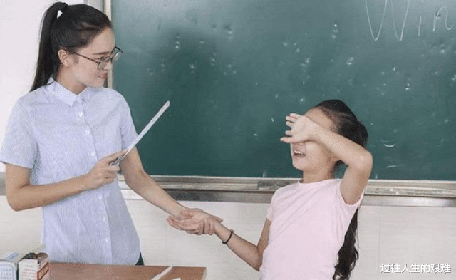 学生被戒尺打手冲上热搜,现在的学生是否太过于脆弱?_教育_孩子_视频