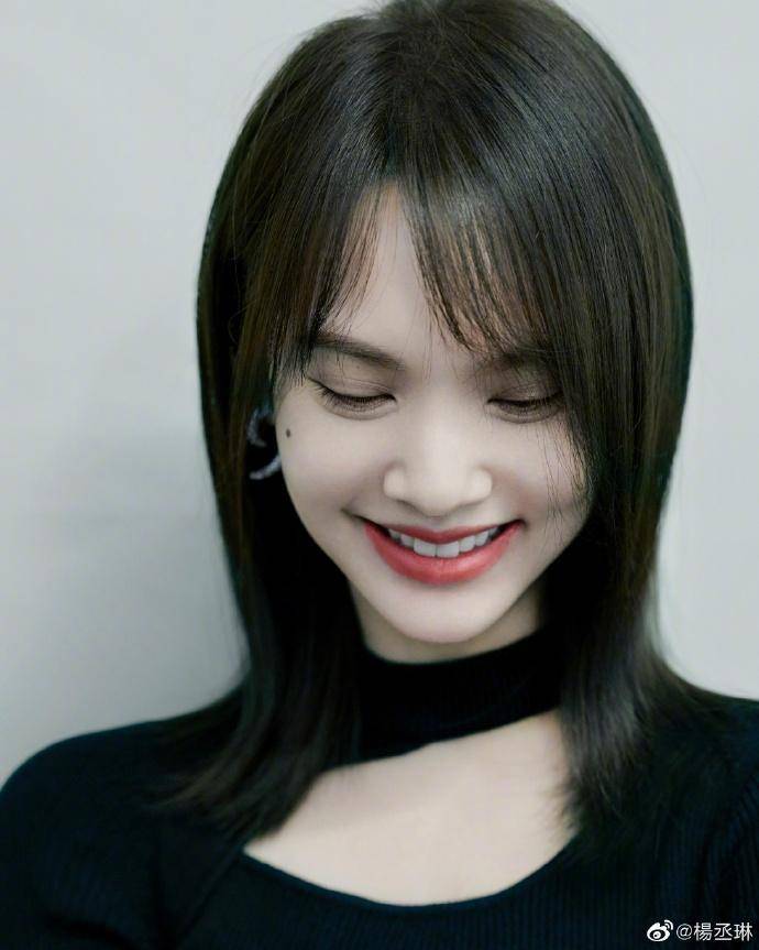 杨丞琳晒中长发造型,带绿棕色美中带飒,网友:有点乌梅子酱_感觉_发型