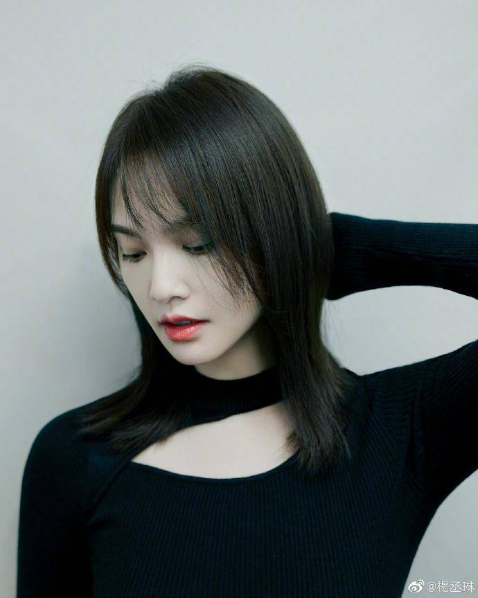 杨丞琳晒中长发造型,带绿棕色美中带飒,网友:有点乌梅子酱_感觉_发型