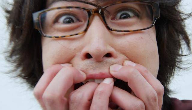 假面骑士圣刃:榴莲姐和城乃内搞笑客串粉丝:赶紧掏腰带变身啊_石化